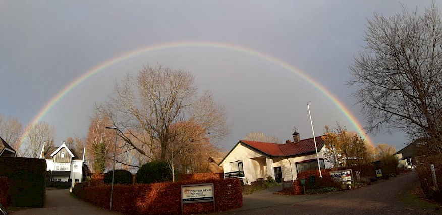 Regenboog boven Afscheidshuis Authena Sleeuwijk